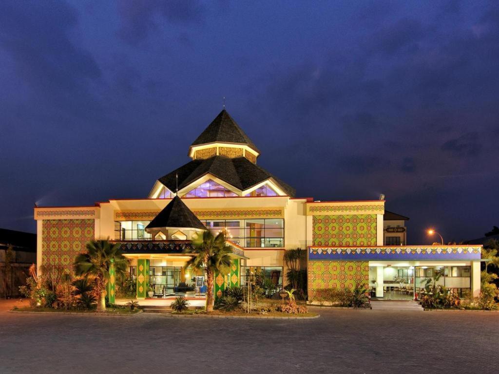 ยุสโร โฮเต็ล เรสเทอรองต์ แอนด์ คอนเวนชั่น Hotel Jombang ภายนอก รูปภาพ