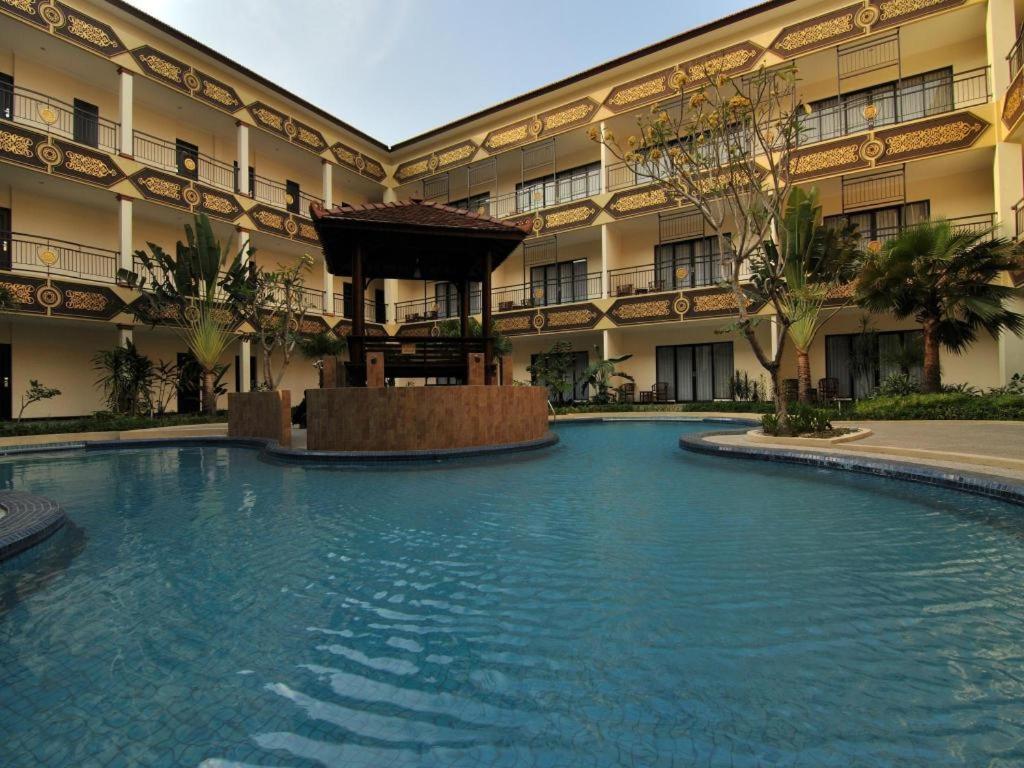ยุสโร โฮเต็ล เรสเทอรองต์ แอนด์ คอนเวนชั่น Hotel Jombang ภายนอก รูปภาพ
