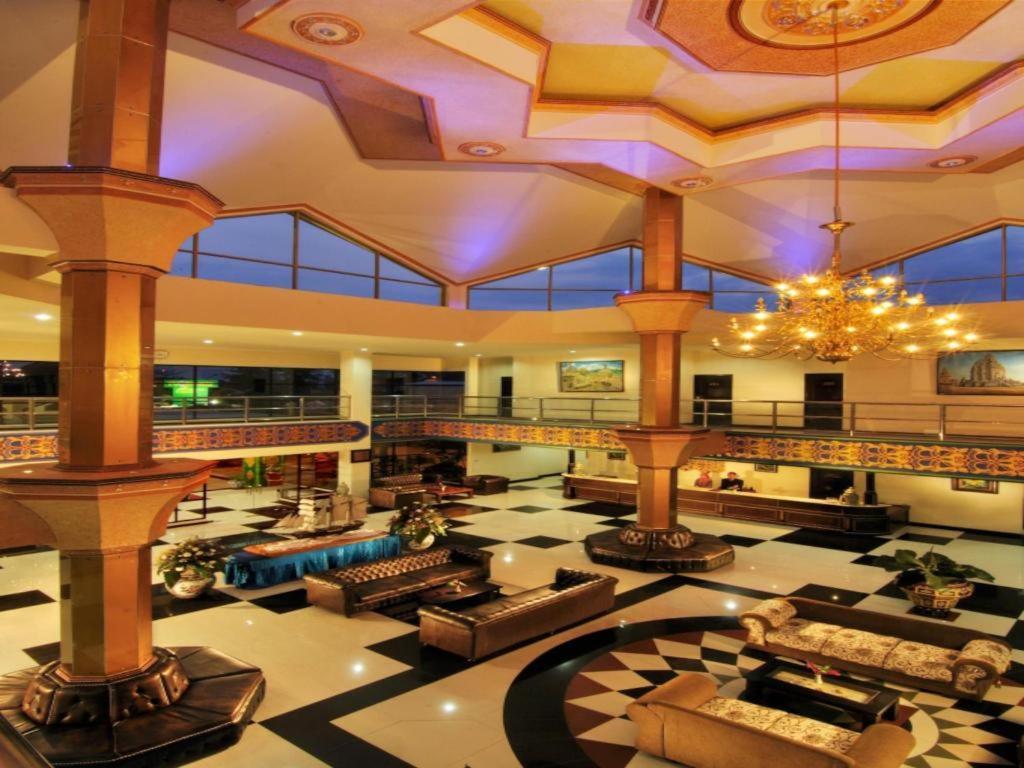ยุสโร โฮเต็ล เรสเทอรองต์ แอนด์ คอนเวนชั่น Hotel Jombang ภายนอก รูปภาพ