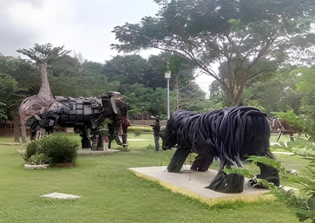 ยุสโร โฮเต็ล เรสเทอรองต์ แอนด์ คอนเวนชั่น Hotel Jombang ภายนอก รูปภาพ