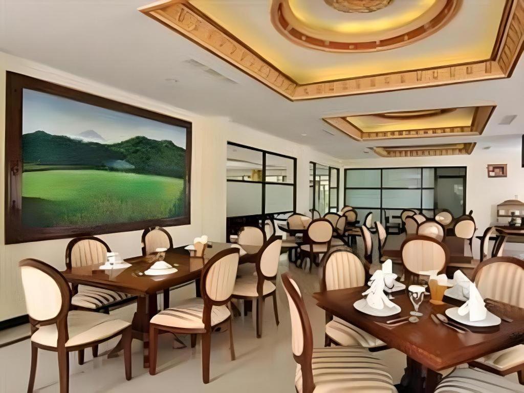 ยุสโร โฮเต็ล เรสเทอรองต์ แอนด์ คอนเวนชั่น Hotel Jombang ภายนอก รูปภาพ