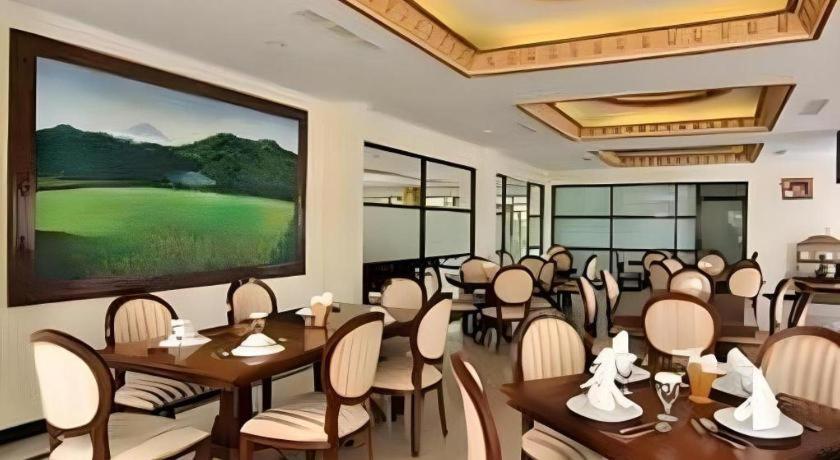 ยุสโร โฮเต็ล เรสเทอรองต์ แอนด์ คอนเวนชั่น Hotel Jombang ภายนอก รูปภาพ