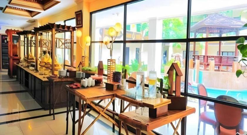 ยุสโร โฮเต็ล เรสเทอรองต์ แอนด์ คอนเวนชั่น Hotel Jombang ภายนอก รูปภาพ