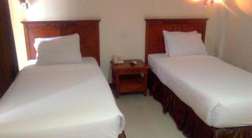 ยุสโร โฮเต็ล เรสเทอรองต์ แอนด์ คอนเวนชั่น Hotel Jombang ภายนอก รูปภาพ