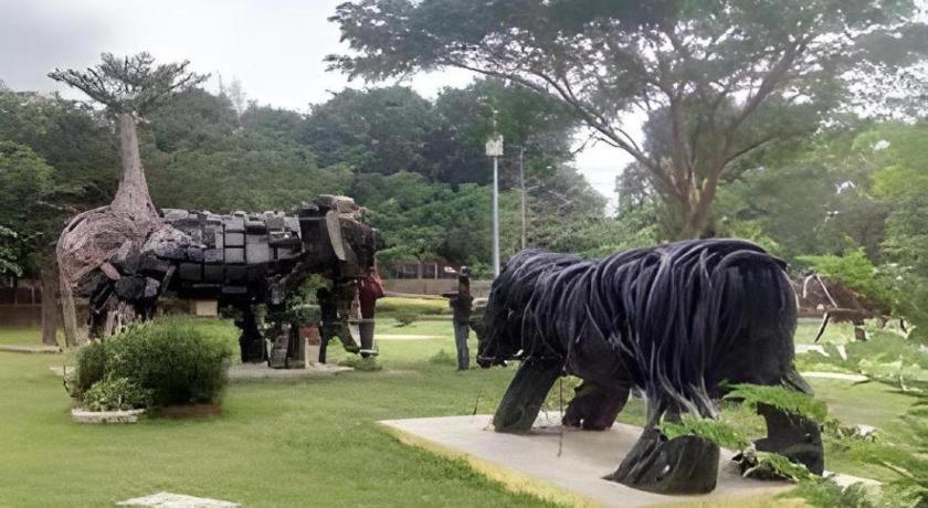 ยุสโร โฮเต็ล เรสเทอรองต์ แอนด์ คอนเวนชั่น Hotel Jombang ภายนอก รูปภาพ